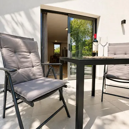 Peaceful Garden Hideaway Lejlighed *
